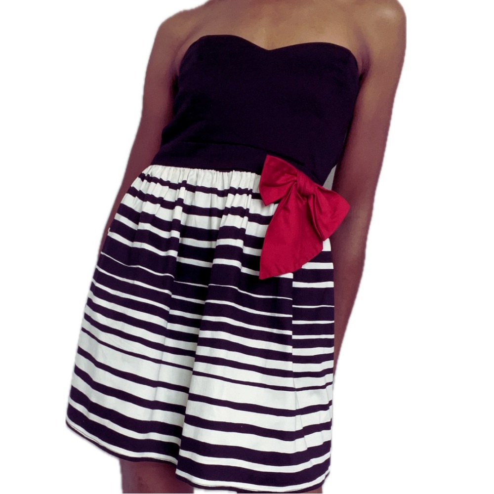 TRIXXI•S:13•BLACK & WHITE WITH A RED BOW•STRAPLESS FLARE MIDI DRESS
